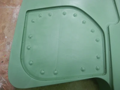 Forma z umělého dřeva - Automobilové dveře zadní, detail odsávacích otvorů