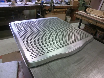 Skládá se z několika vrstev, součástí je i nerezový plech